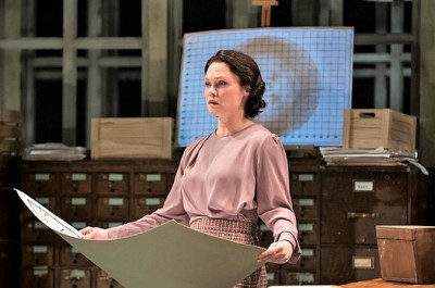 Chaon Cross is Rosalind Franklin in Photograph 51 at Court Theatre.