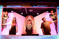 (front, l to r) Elise Spoerlein, Alexia Jasmene, Annie Prichard, Andrew Hobgood and Steve Love with (back) Chris Fowler in The New Colony’s world premiere of KIN FOLK by William Glick, directed by Co-Artistic Director Evan Linder.